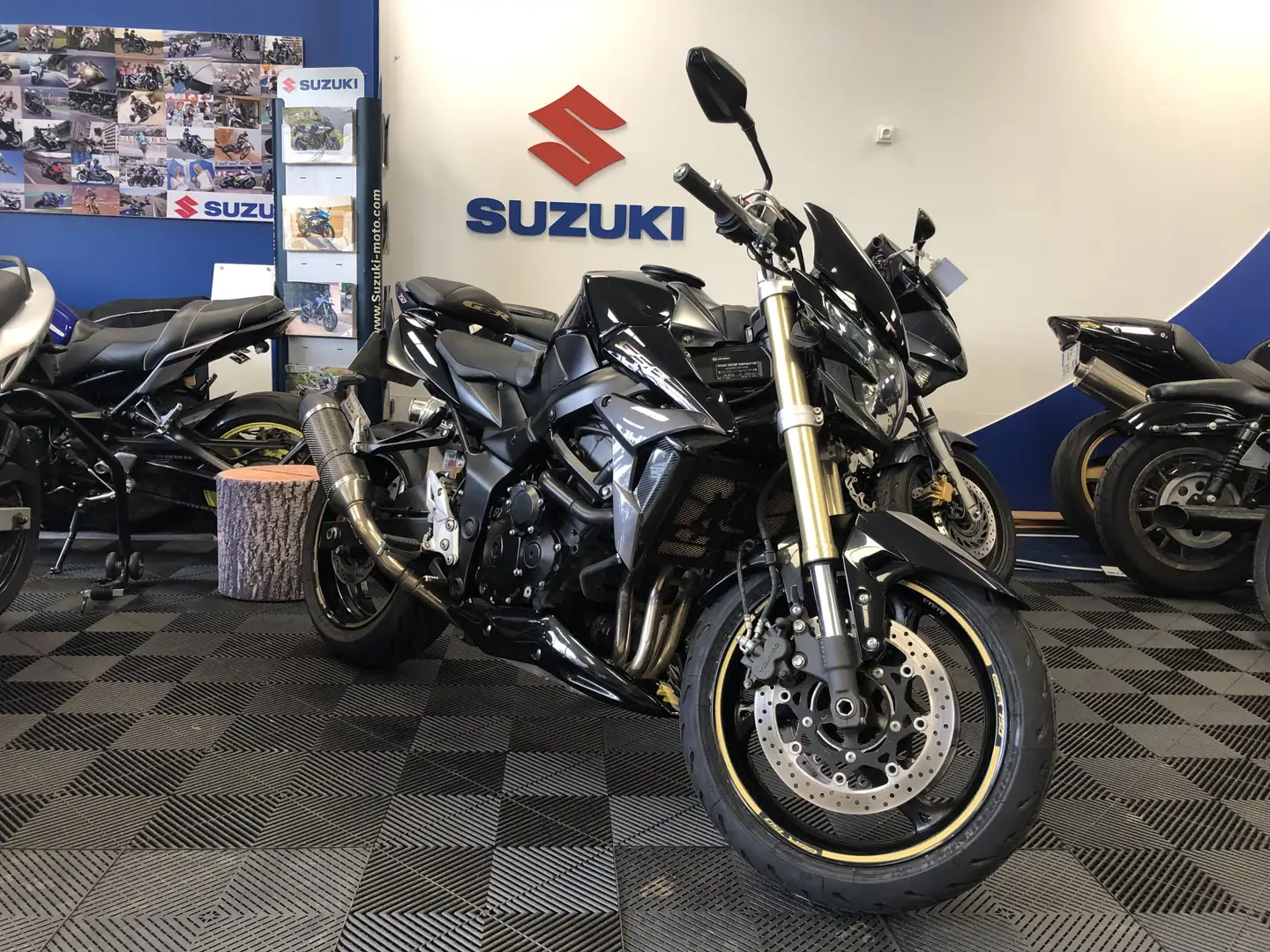 Suzuki GSR 750 Czarny - 1