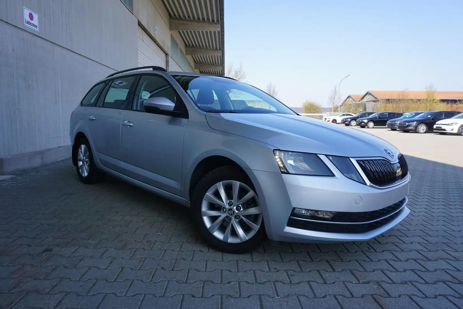 Skoda Octavia Combi 1.5TSI Navi/MirrorLink PDC SHZ Srebrny - 1