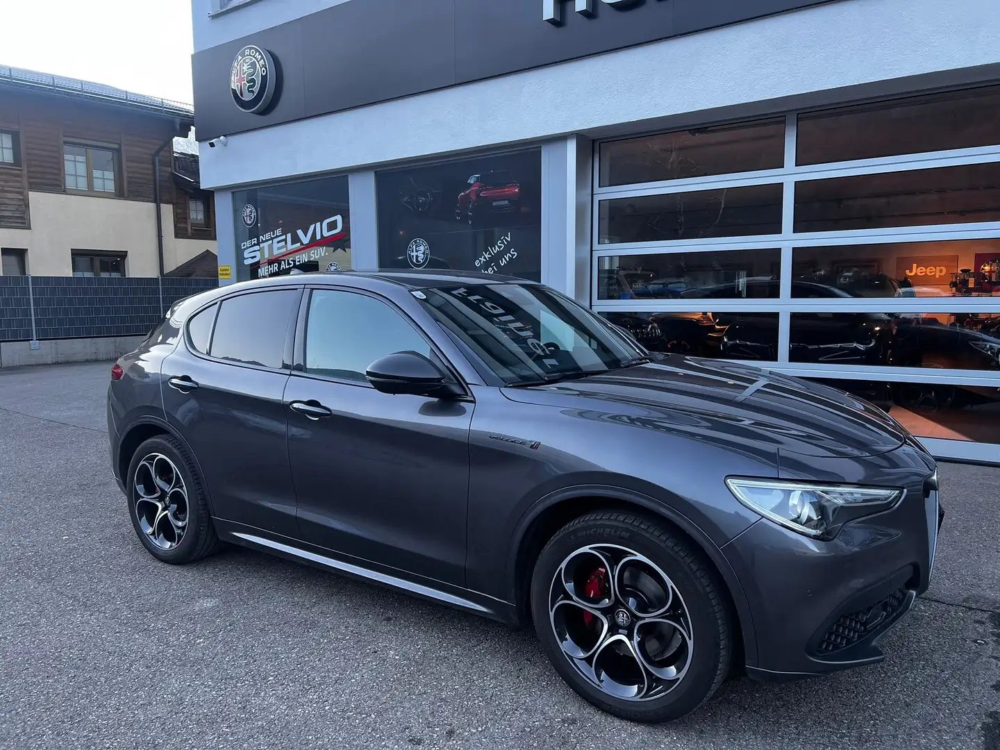 Alfa Romeo Stelvio Veloce Ti Q4 2,2 210 PS AT8 Q4 Grau - 2