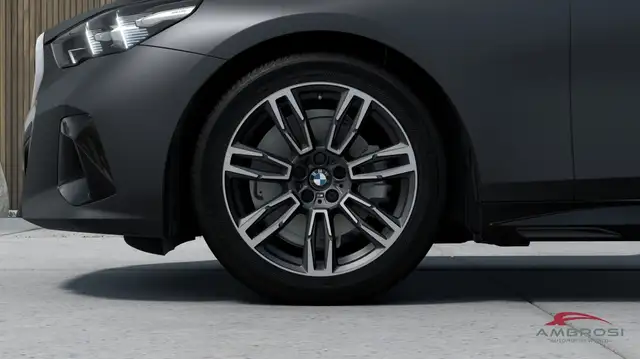 BMW 5 Series view 8