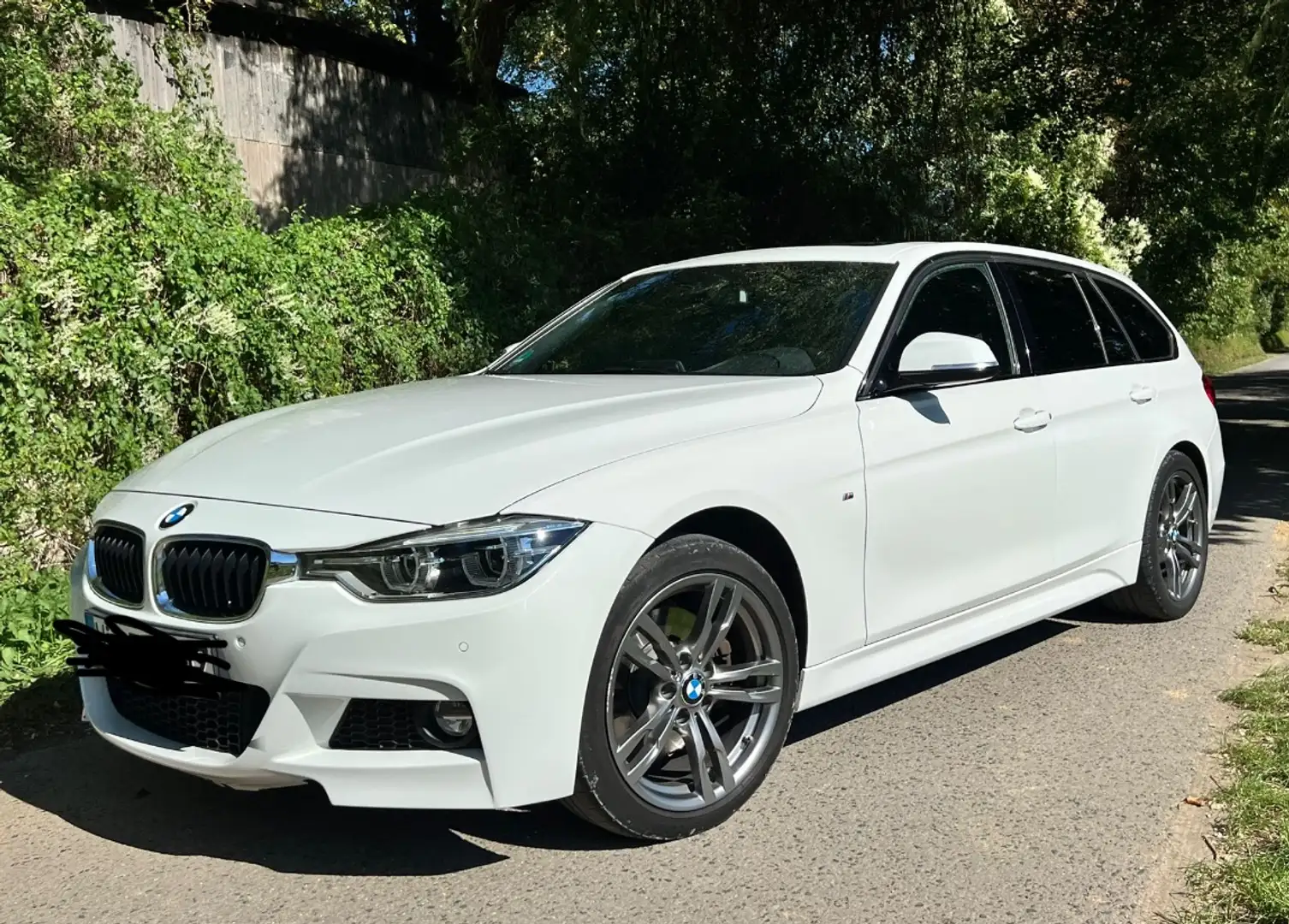 BMW 330 330d M-Sport, xDrive, AHK, Shadowline, Panoramad. Weiß - 1