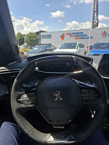 Peugeot e-2008 EV GT 50 kWh — photo 8