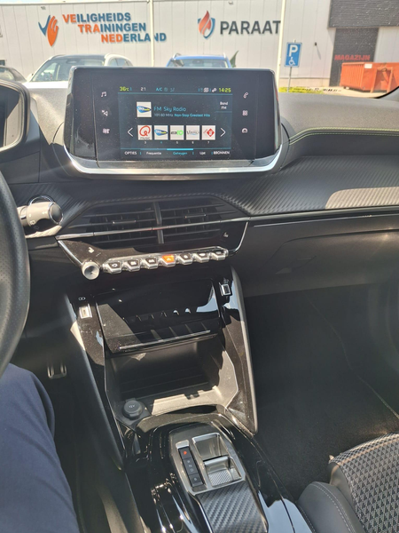 Peugeot e-2008 EV GT 50 kWh — photo 10