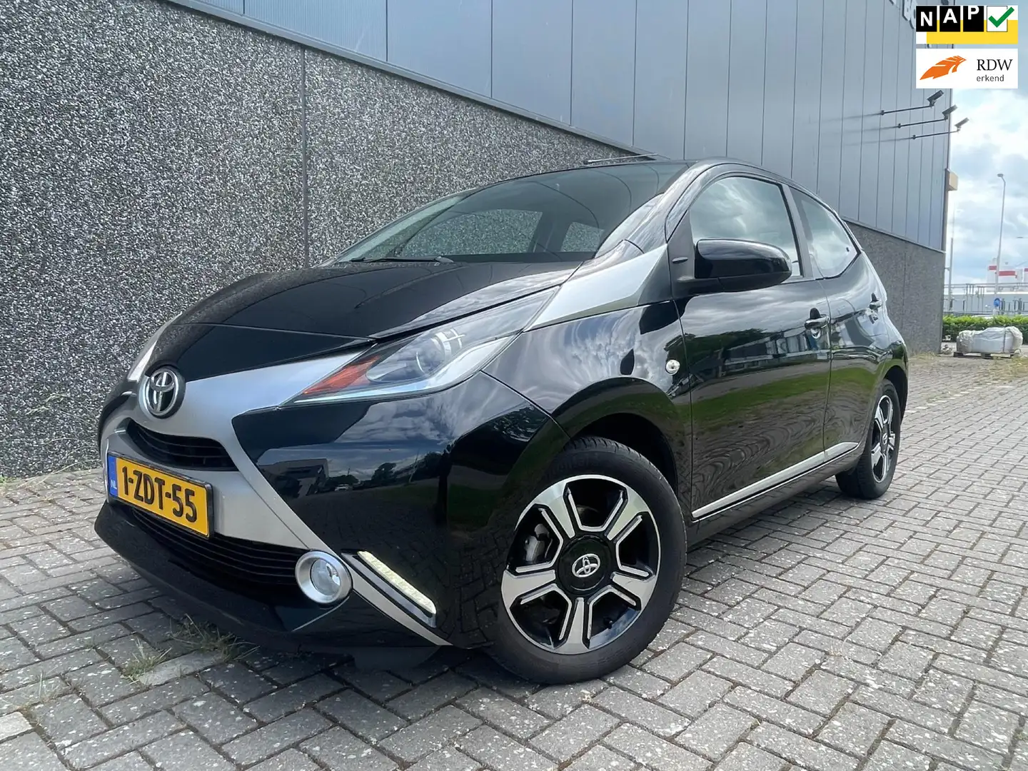 Toyota Aygo 1.0 VVT-i x-clusiv/NAVI/CAMERA/CLIMATE/KEYLESS/ Noir - 1