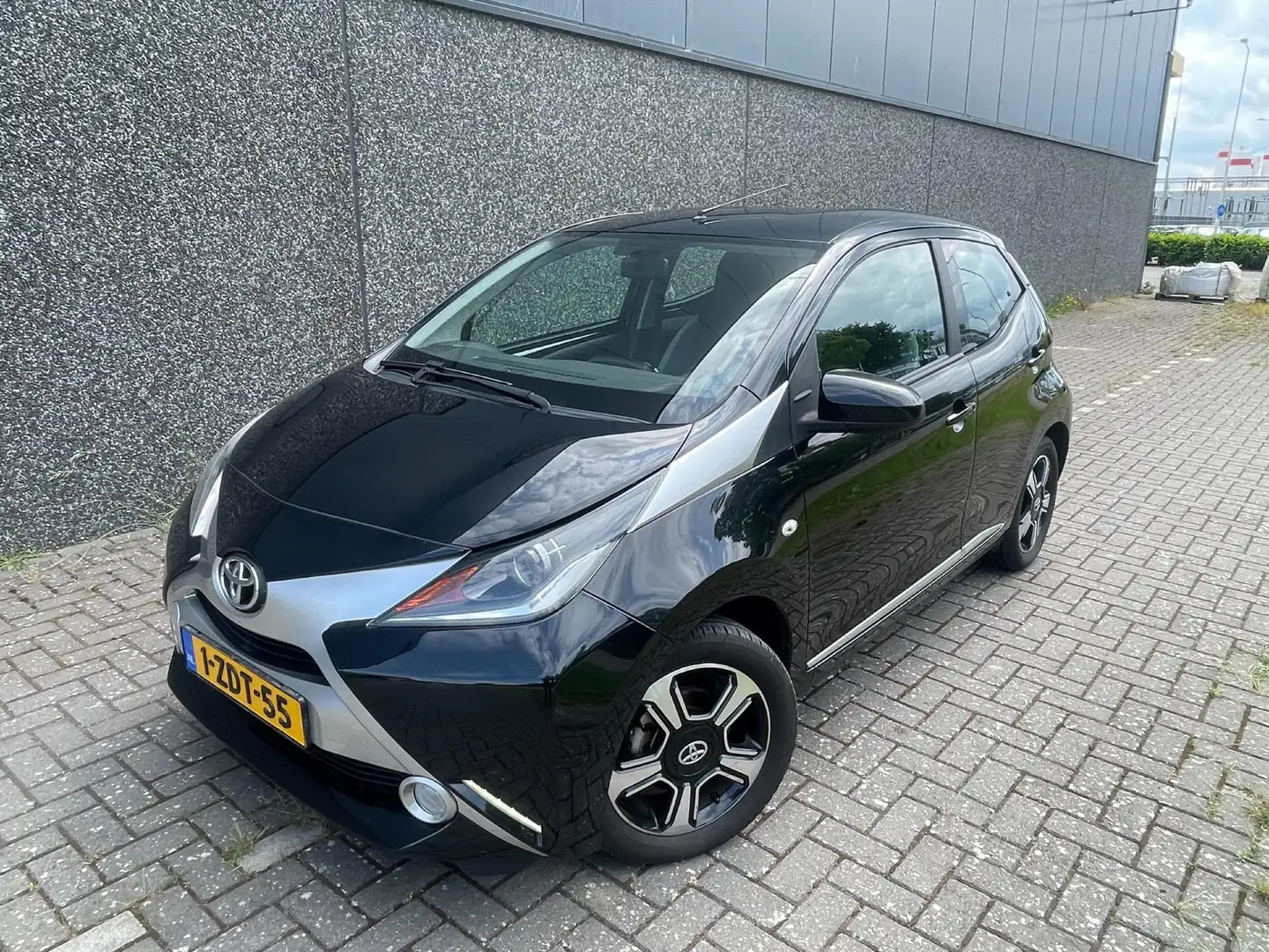 Toyota Aygo 1.0 VVT-i x-clusiv/NAVI/CAMERA/CLIMATE/KEYLESS/ Noir - 2