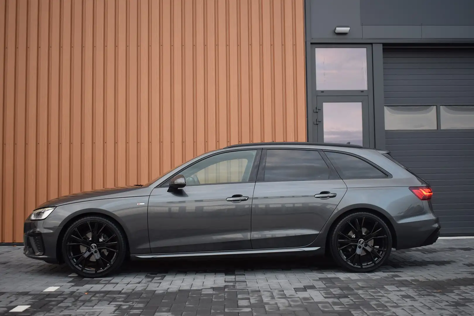 Audi A4 35 TFSI 150pk S-tronic S-line Black Edition | Pano Gris - 2