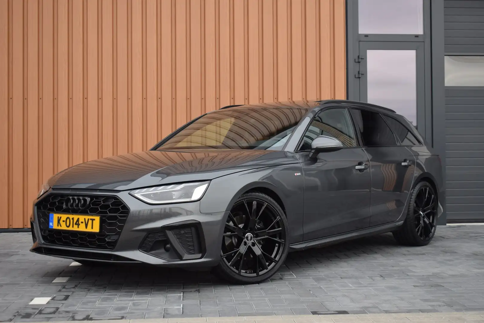 Audi A4 35 TFSI 150pk S-tronic S-line Black Edition | Pano Gris - 1