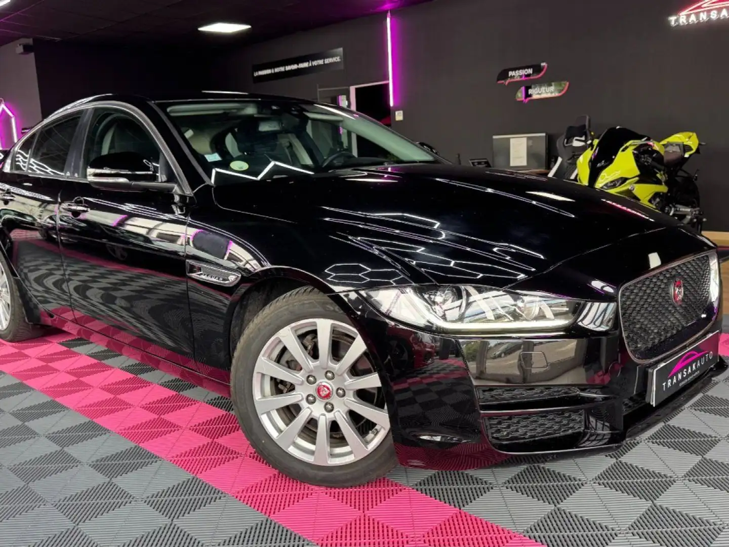 Jaguar XE 180 ch 2.0D PURE ~ Feux Auto ~ Régulateur Negro - 1