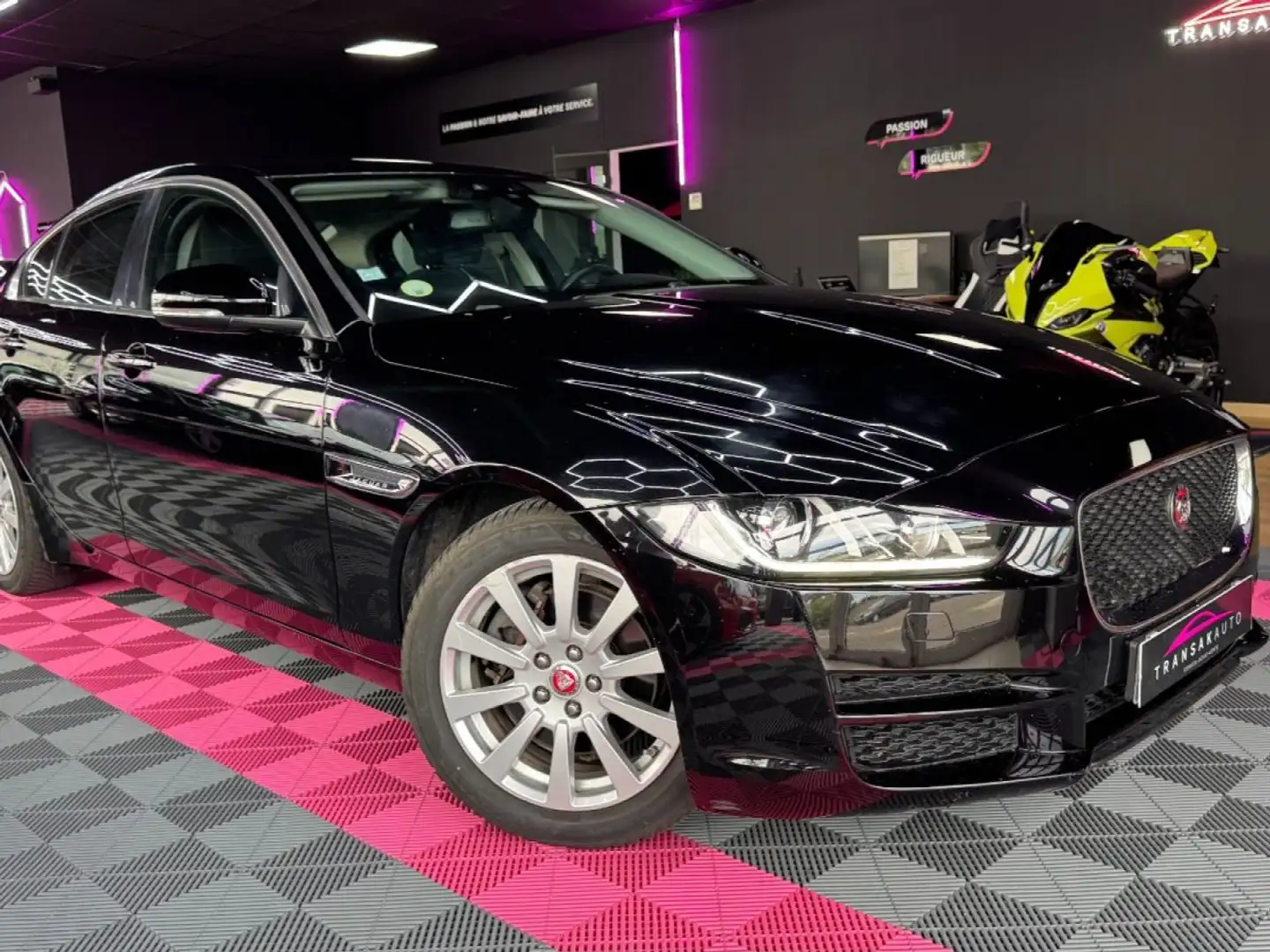 Jaguar XE 180 ch 2.0D PURE ~ Feux Auto ~ Régulateur Noir - 1