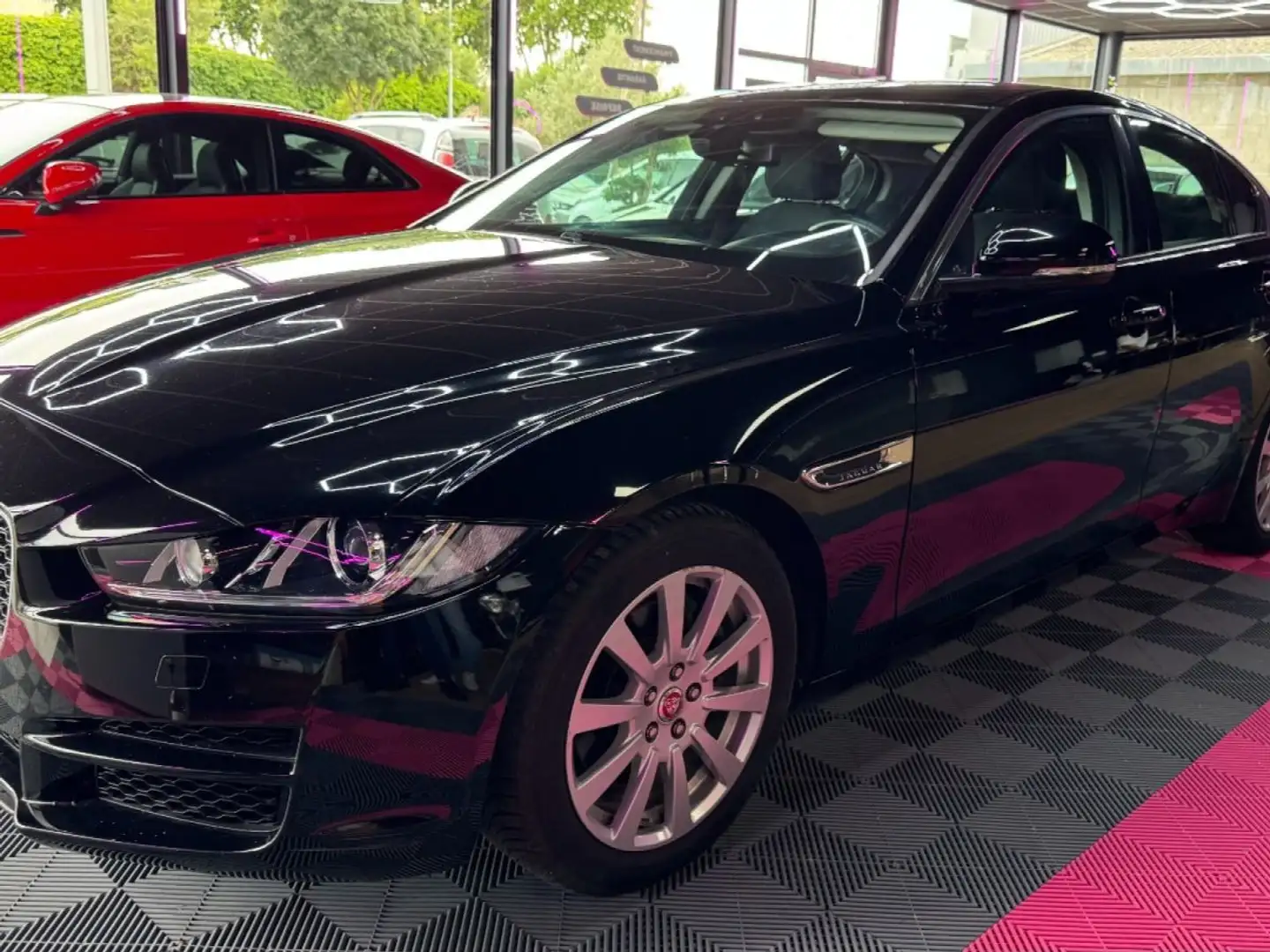 Jaguar XE 180 ch 2.0D PURE ~ Feux Auto ~ Régulateur Noir - 2