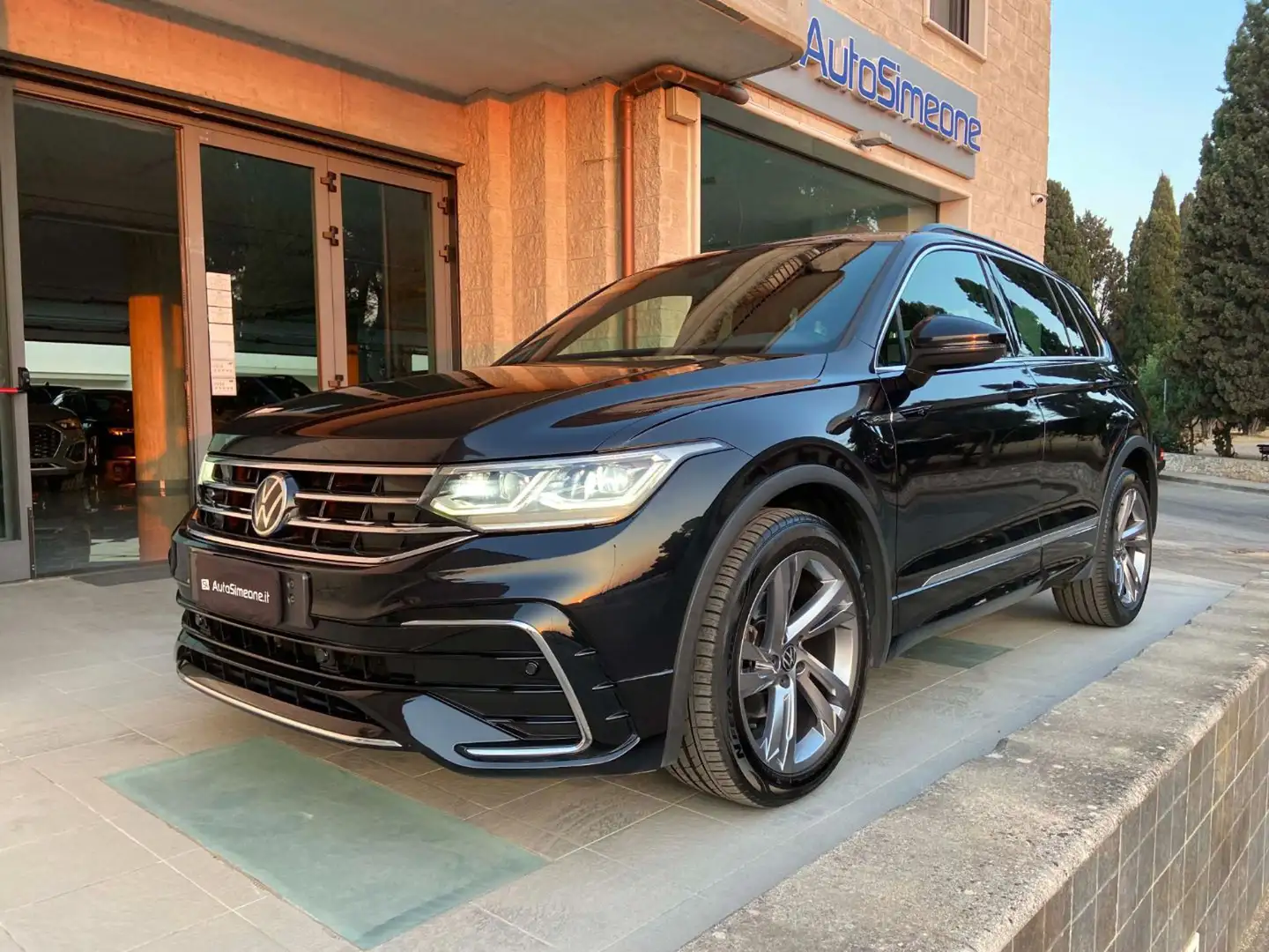 Volkswagen Tiguan 2.0 TDI 150 CV SCR DSG R-Line LUCI AMBIENTE Nero - 1
