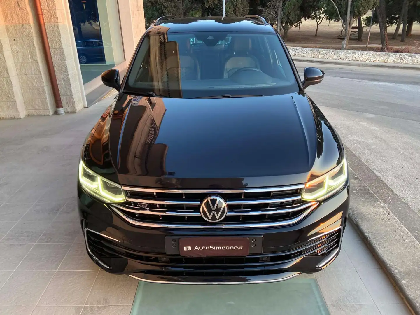 Volkswagen Tiguan 2.0 TDI 150 CV SCR DSG R-Line LUCI AMBIENTE Nero - 2