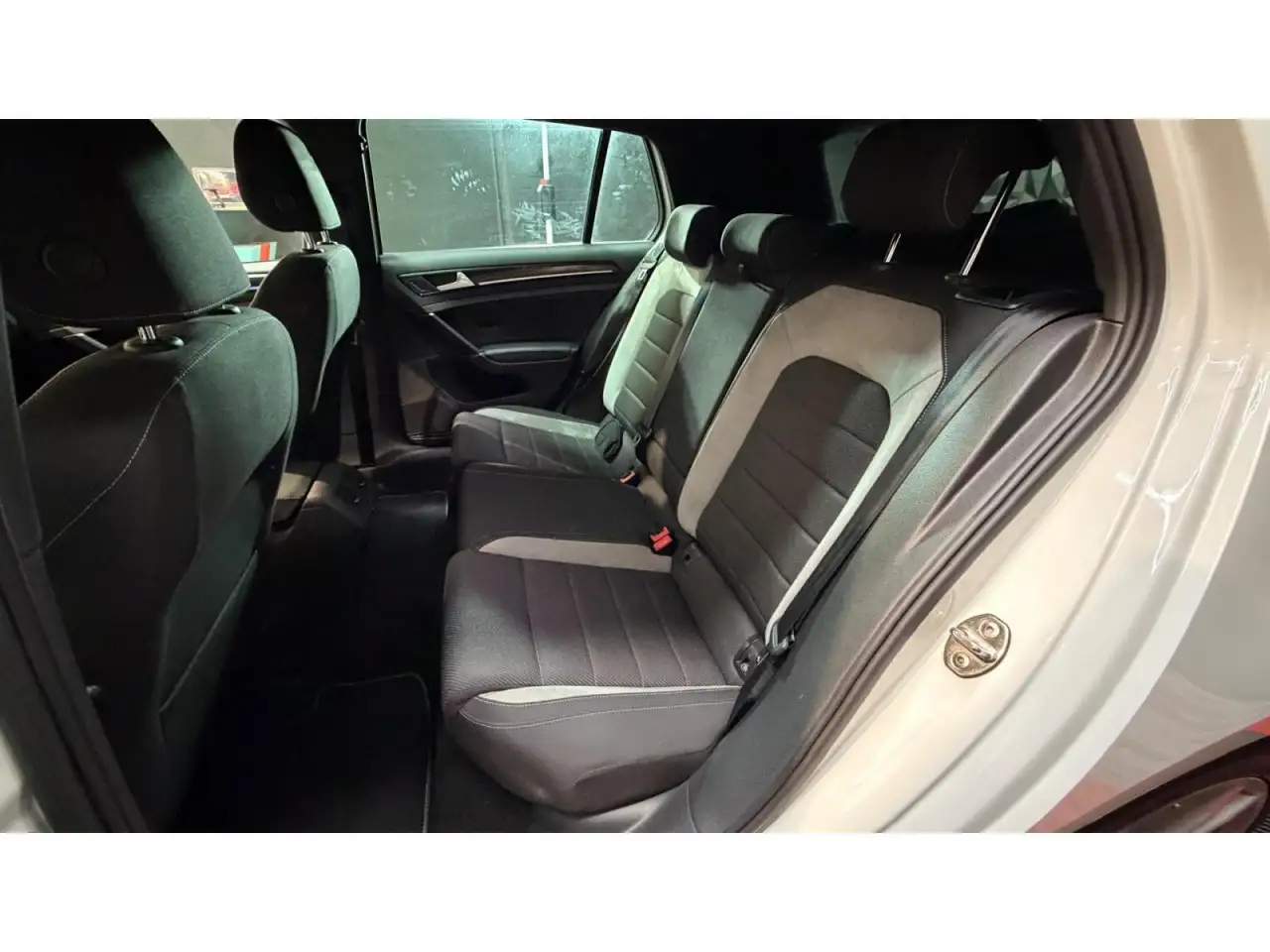 Volkswagen Golf R — photo 40