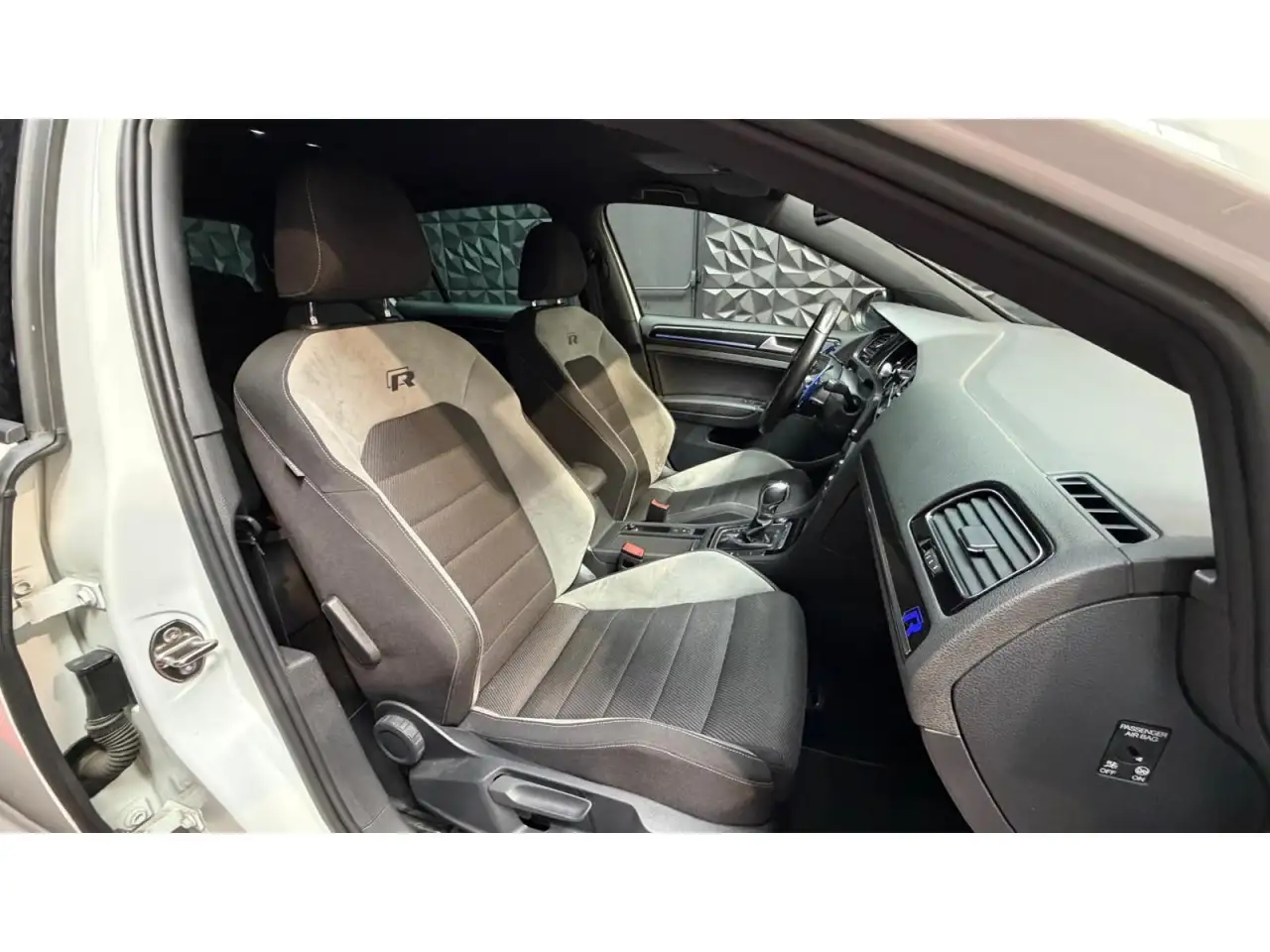 Volkswagen Golf R — photo 34