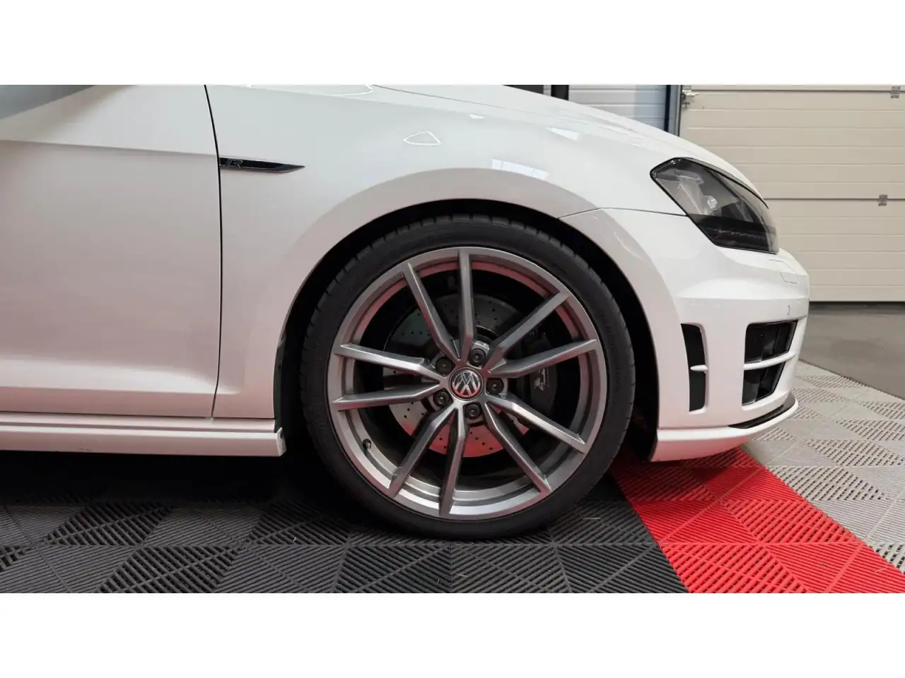 Volkswagen Golf R — photo 12