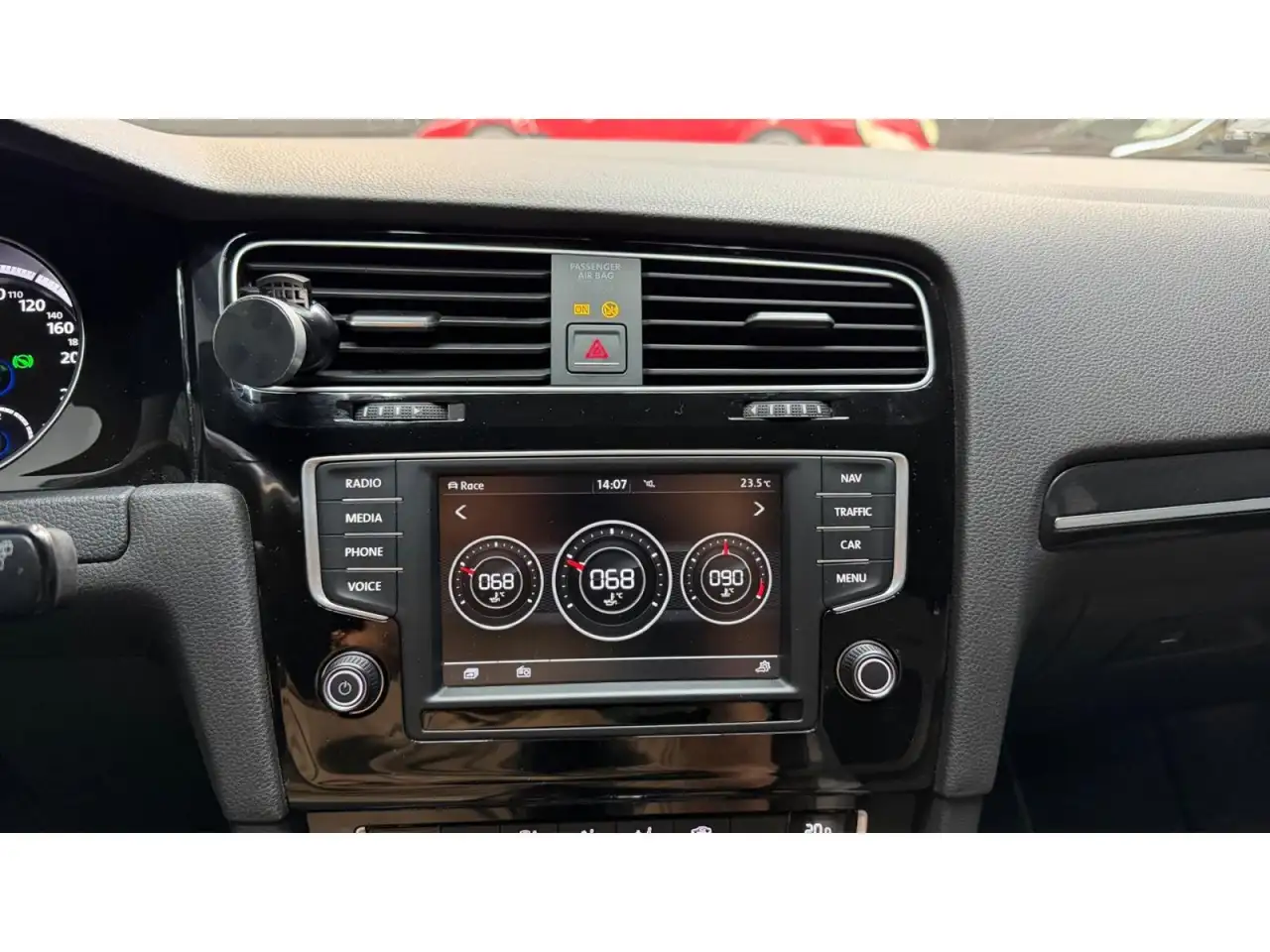 Volkswagen Golf R — photo 26