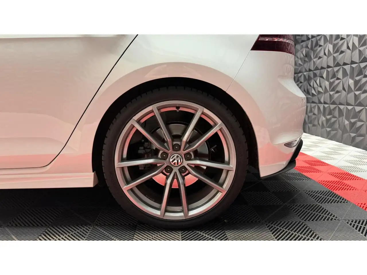 Volkswagen Golf R — photo 10
