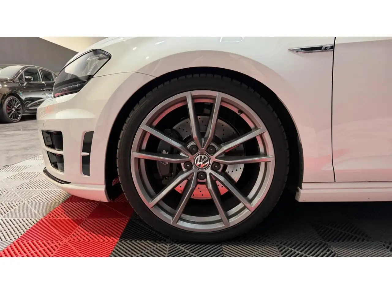 Volkswagen Golf R — photo 9