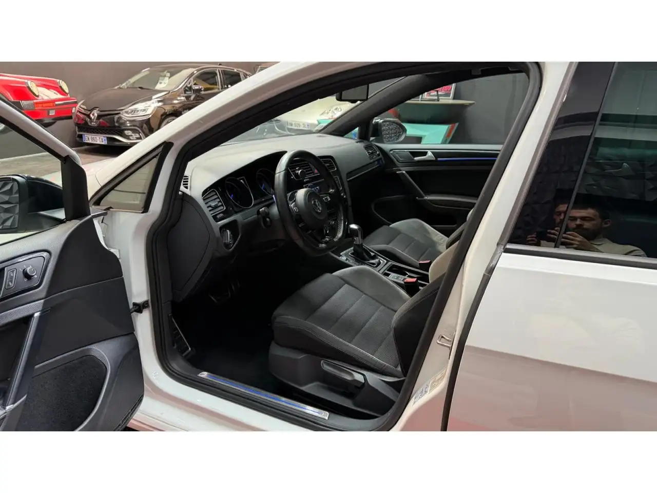 Volkswagen Golf R — photo 15