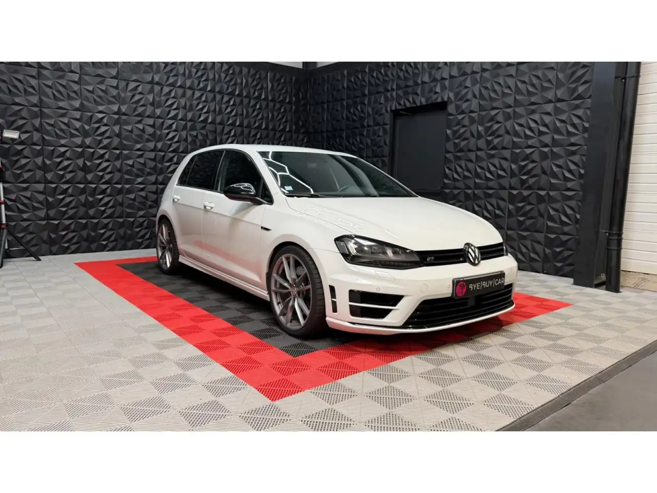 Volkswagen Golf R — photo 7