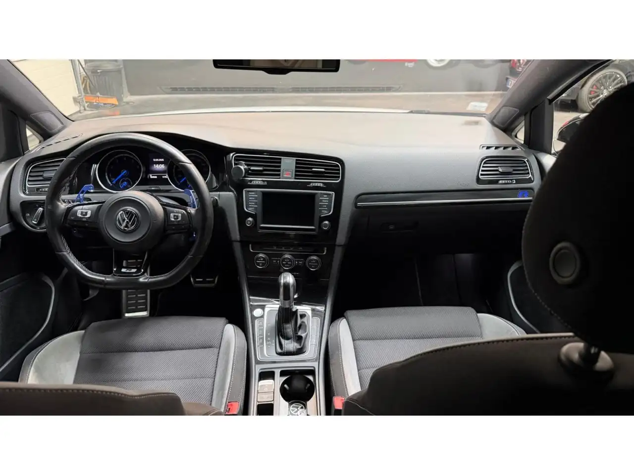 Volkswagen Golf R — photo 18