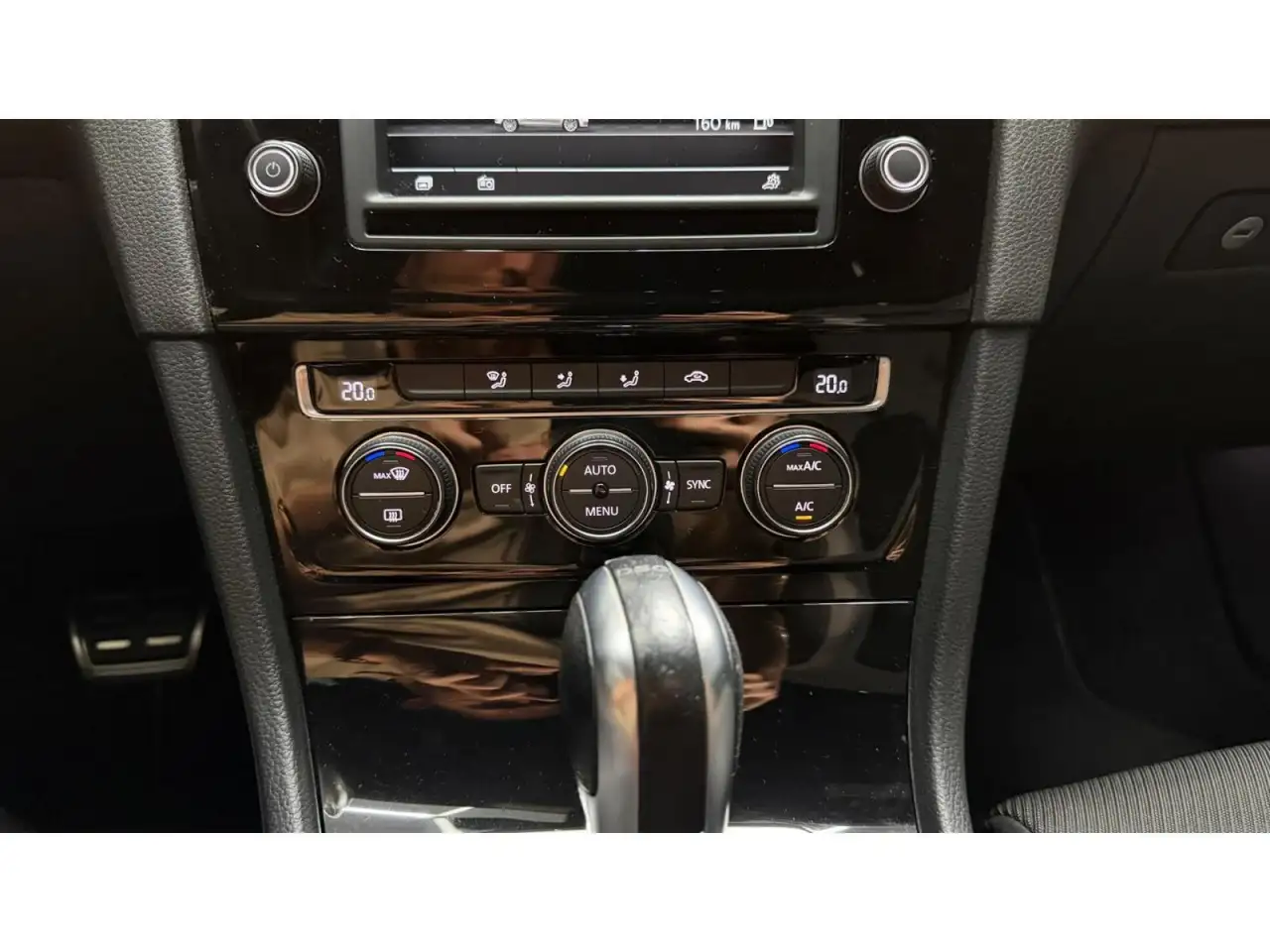 Volkswagen Golf R — photo 27