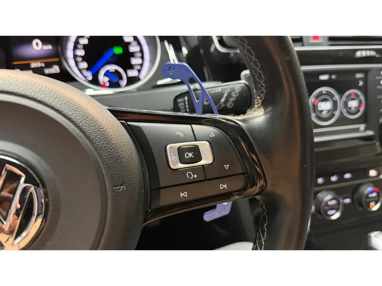Volkswagen Golf R — photo 24