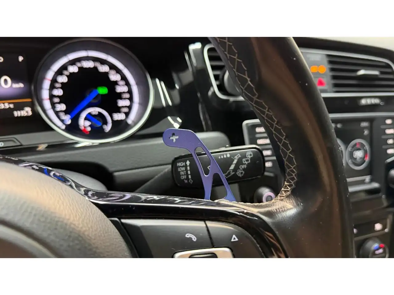 Volkswagen Golf R — photo 25