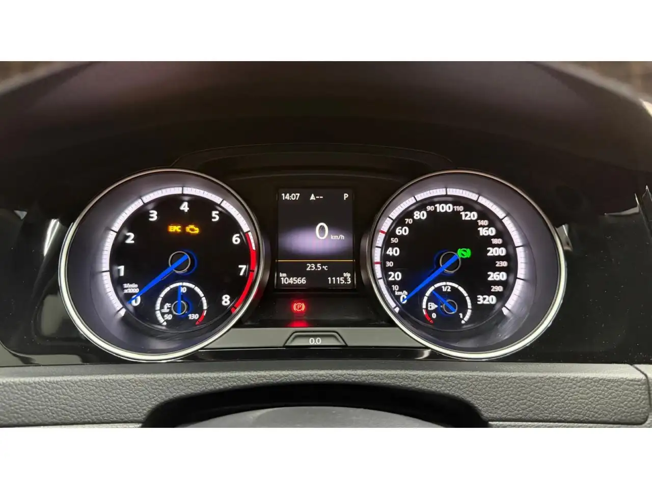Volkswagen Golf R — photo 20