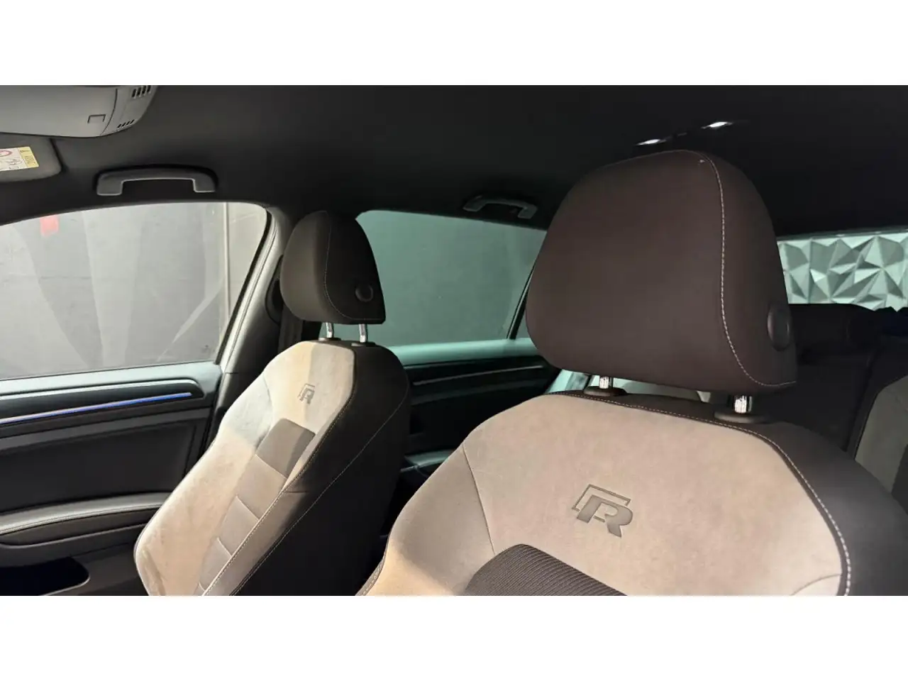 Volkswagen Golf R — photo 17