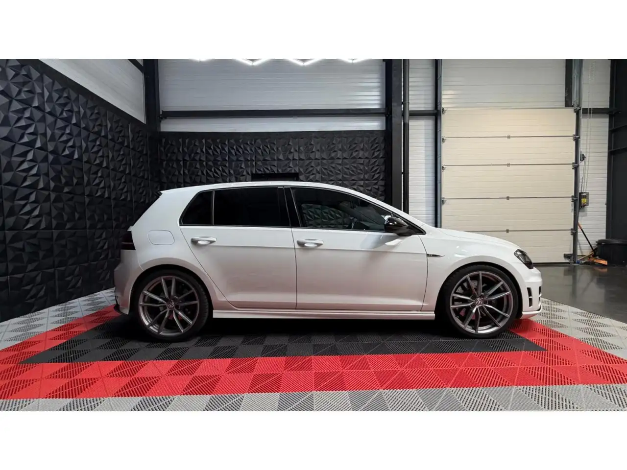 Volkswagen Golf R — photo 6