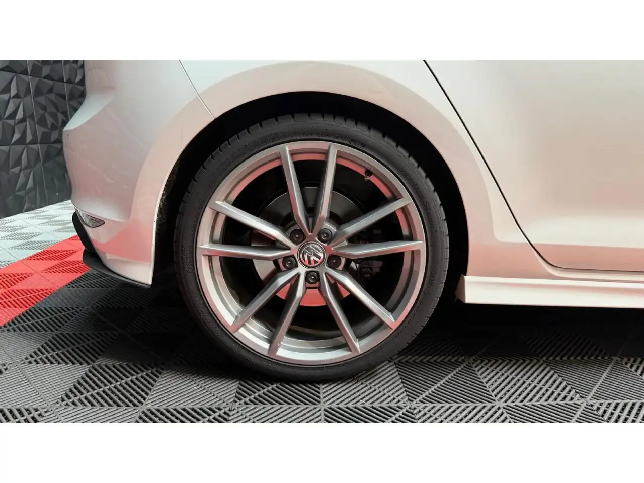 Volkswagen Golf R — photo 11
