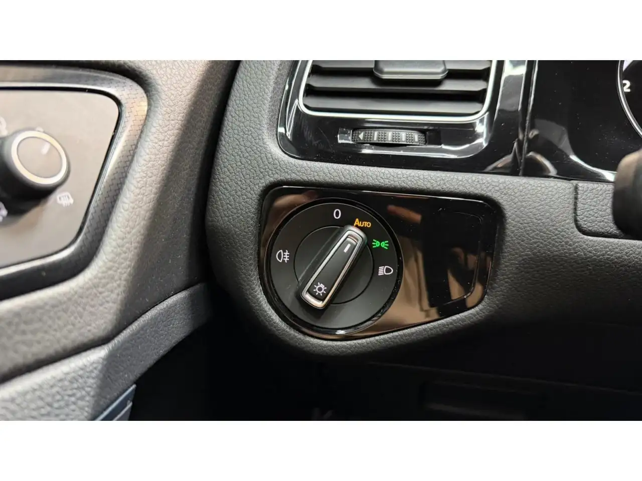 Volkswagen Golf R — photo 21