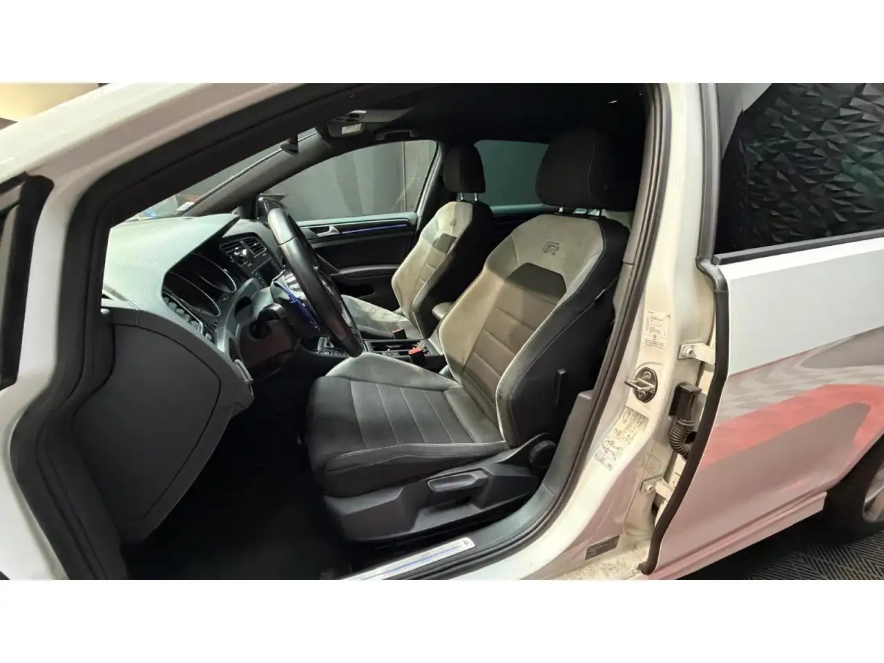 Volkswagen Golf R — photo 16