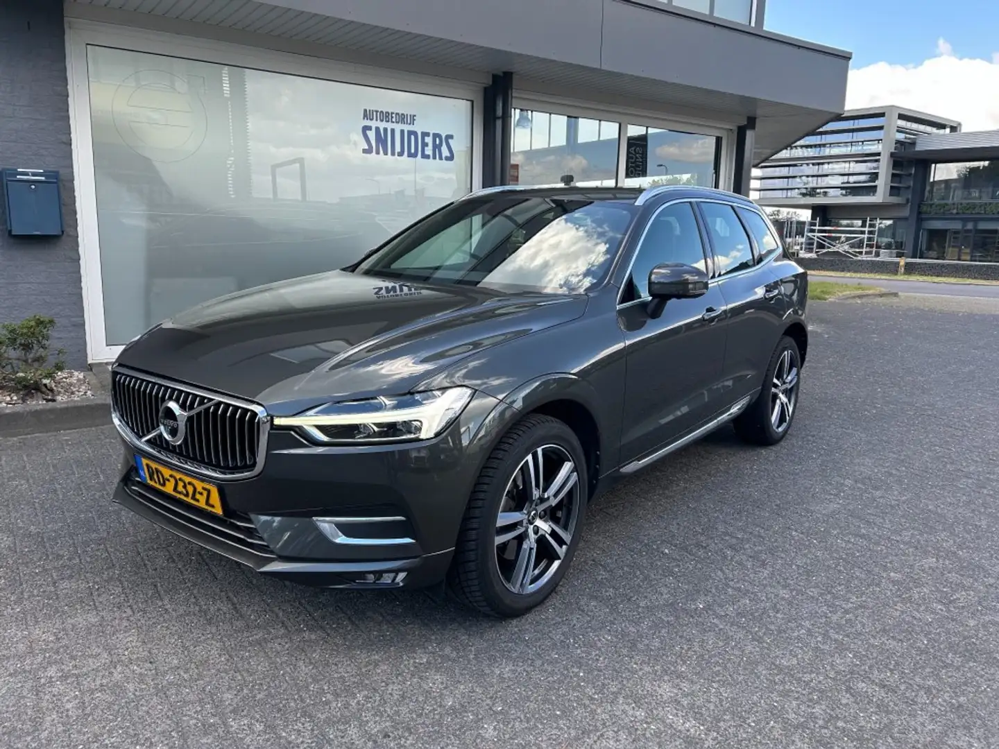 Volvo XC60 2.0 T5 AWD INSCRIPTION GEARTRONIC Grau - 1