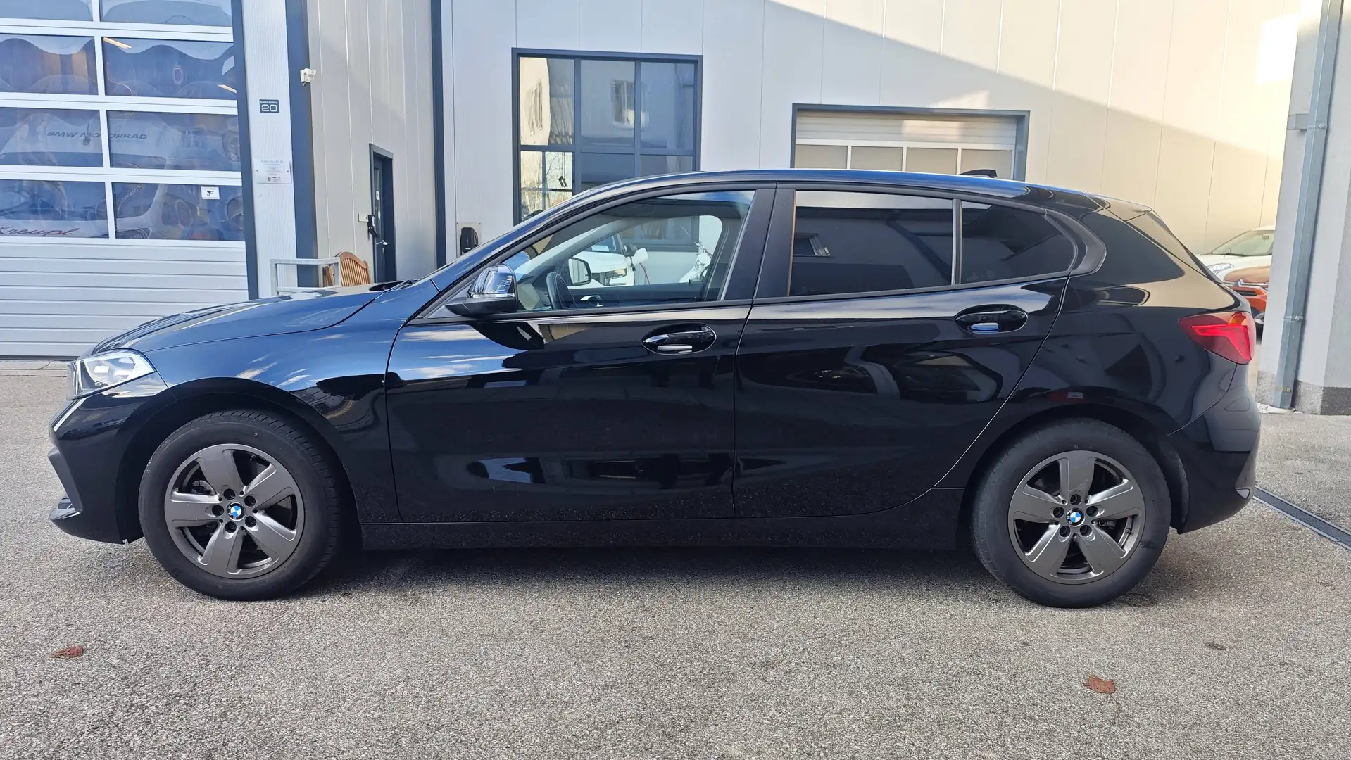 BMW 118 i Advantage, Erstbesitz, wenig KM! NP € 36.237,- Schwarz - 2