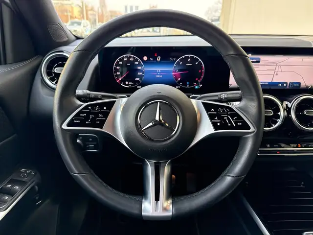 Mercedes-Benz GLB view 9