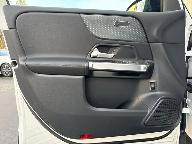 Mercedes-Benz GLB view 11