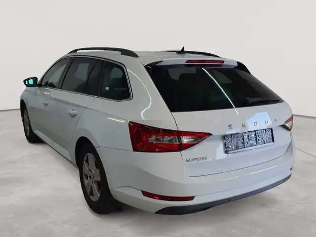 Skoda Superb view 5