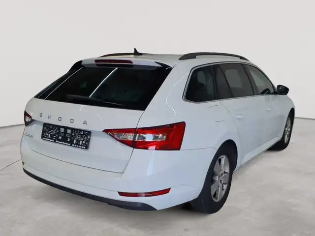 Skoda Superb view 4