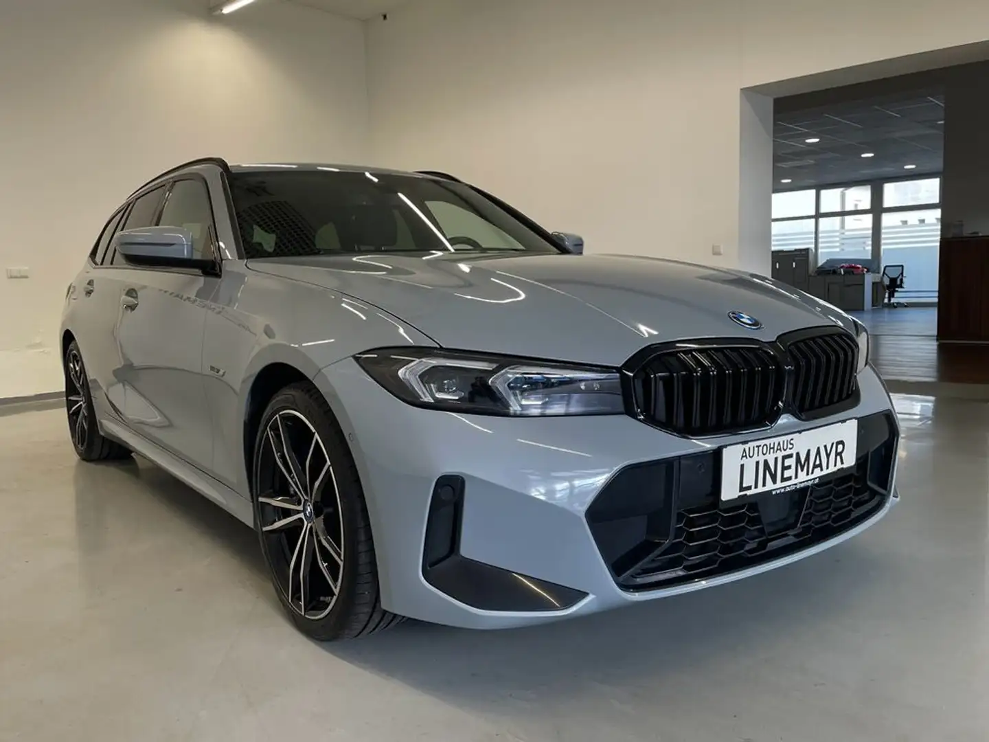 BMW 330 e Touring M Sportpaket, Head-up, AHK,LED Grau - 2