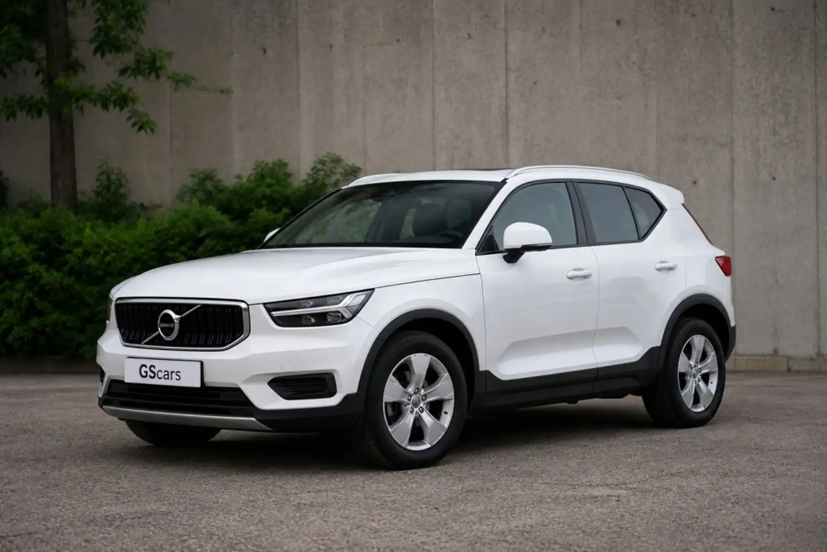 Volvo XC40 T2 Momentum Pro Aut. Blanco - 1