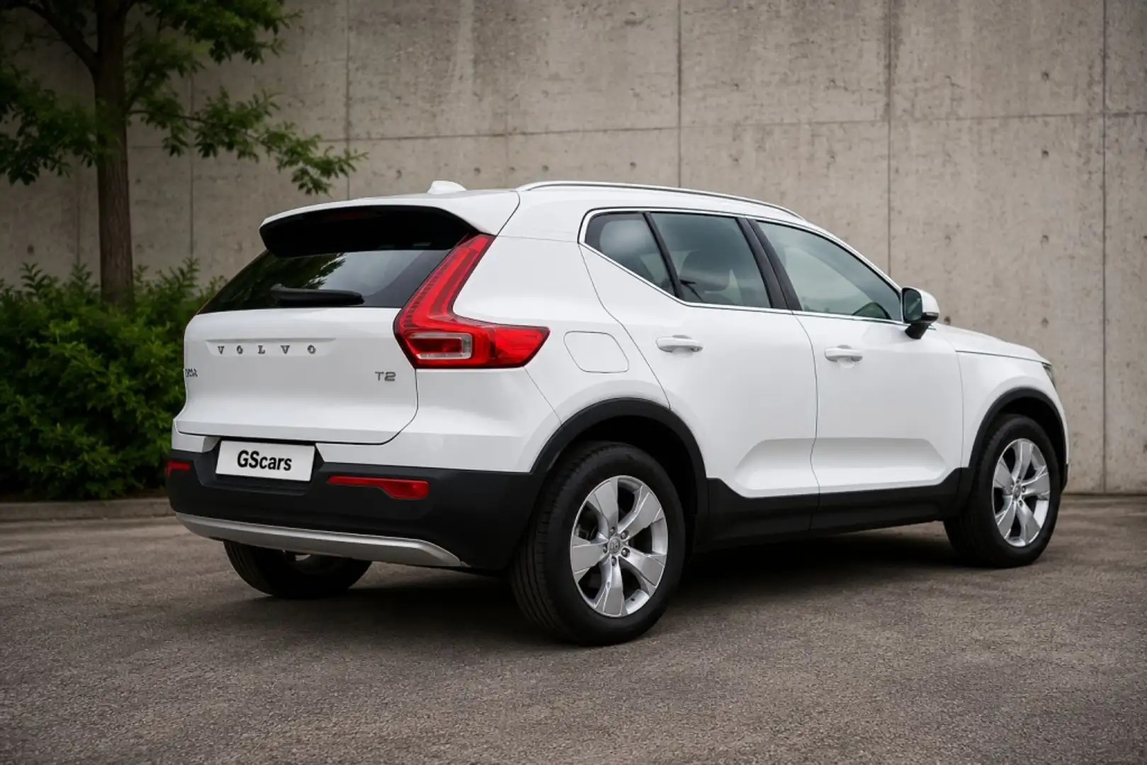 Volvo XC40 T2 Momentum Pro Aut. Blanco - 2