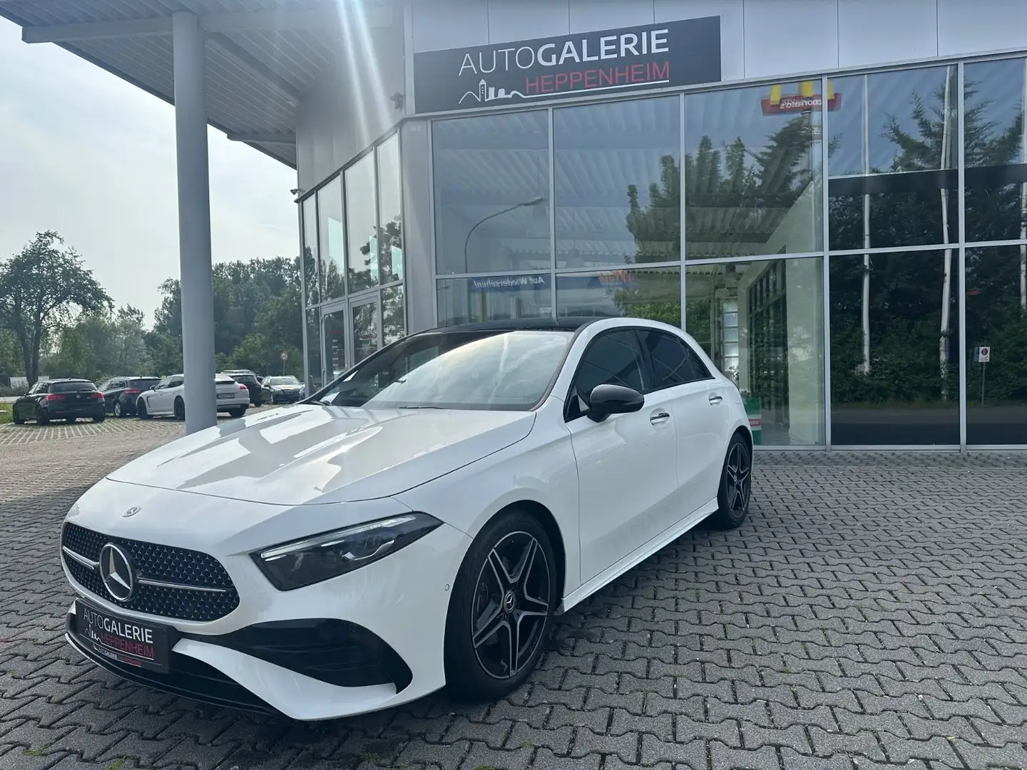 Mercedes-Benz A 200 AMG/AUT/NAV/SHZ/R-KAM/L-HEIZ/VIRTUAL TACHO Weiß - 1