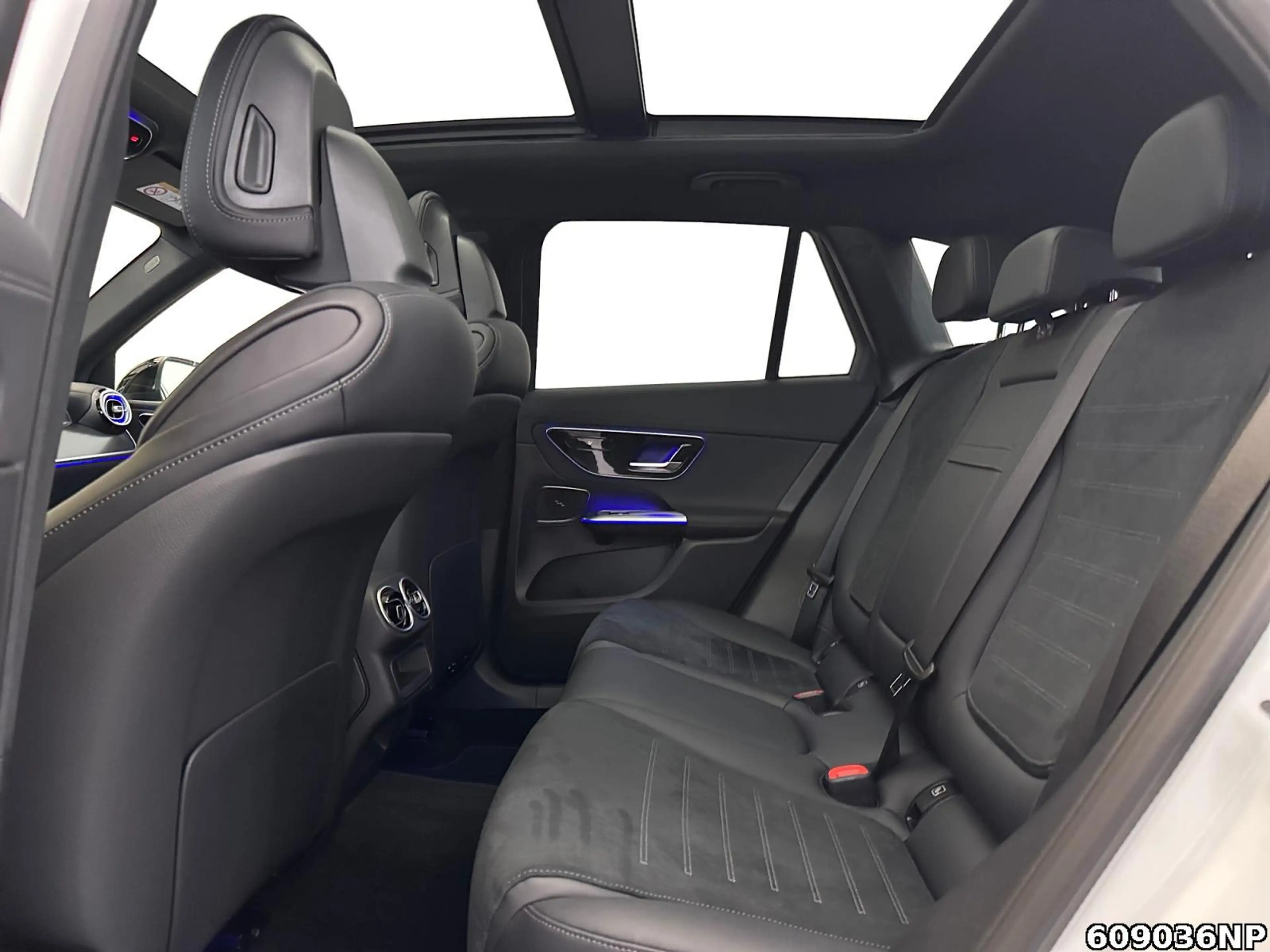 Mercedes-Benz GLC 300 d AMG Night Pano Digital-Light Distronic — photo 11