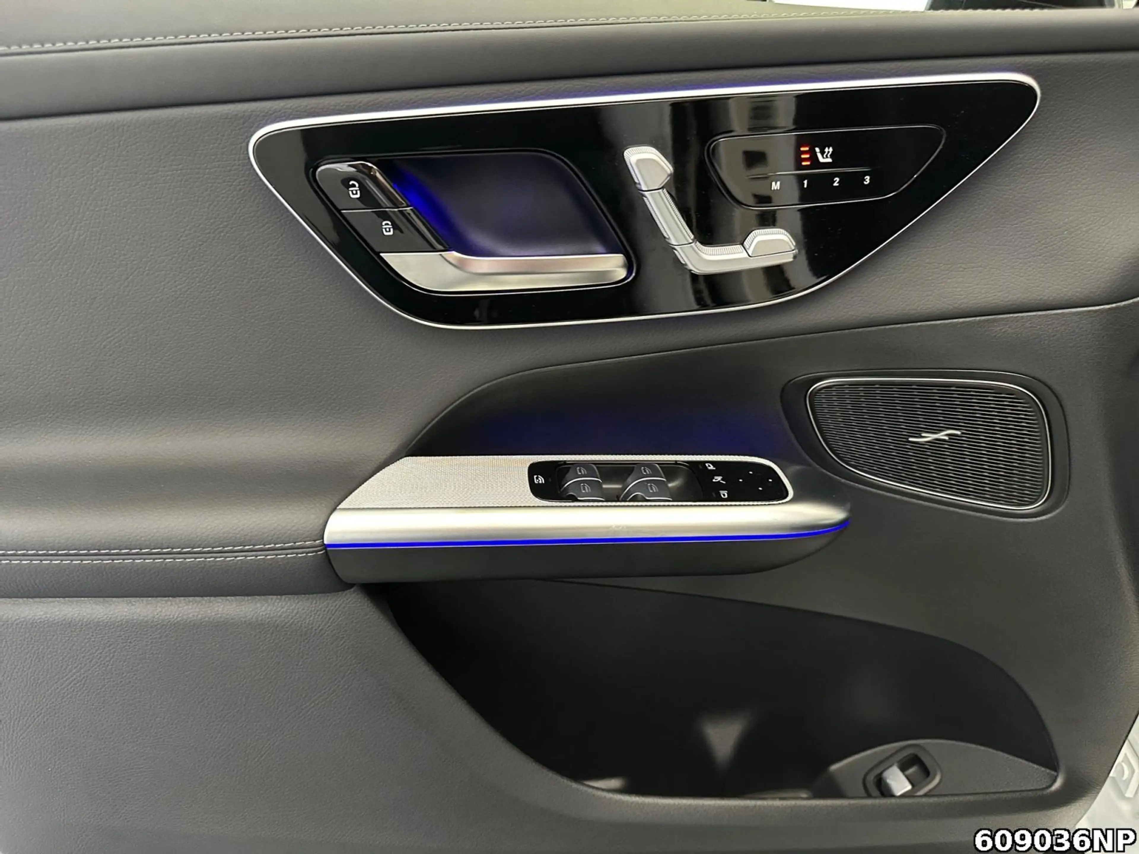 Mercedes-Benz GLC 300 d AMG Night Pano Digital-Light Distronic — photo 9