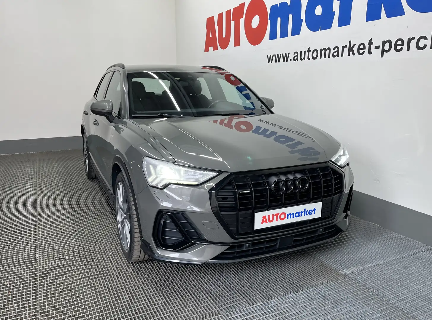 Audi Q3 2.0 TFSI S-line edition quattro s-tronic Grau - 2