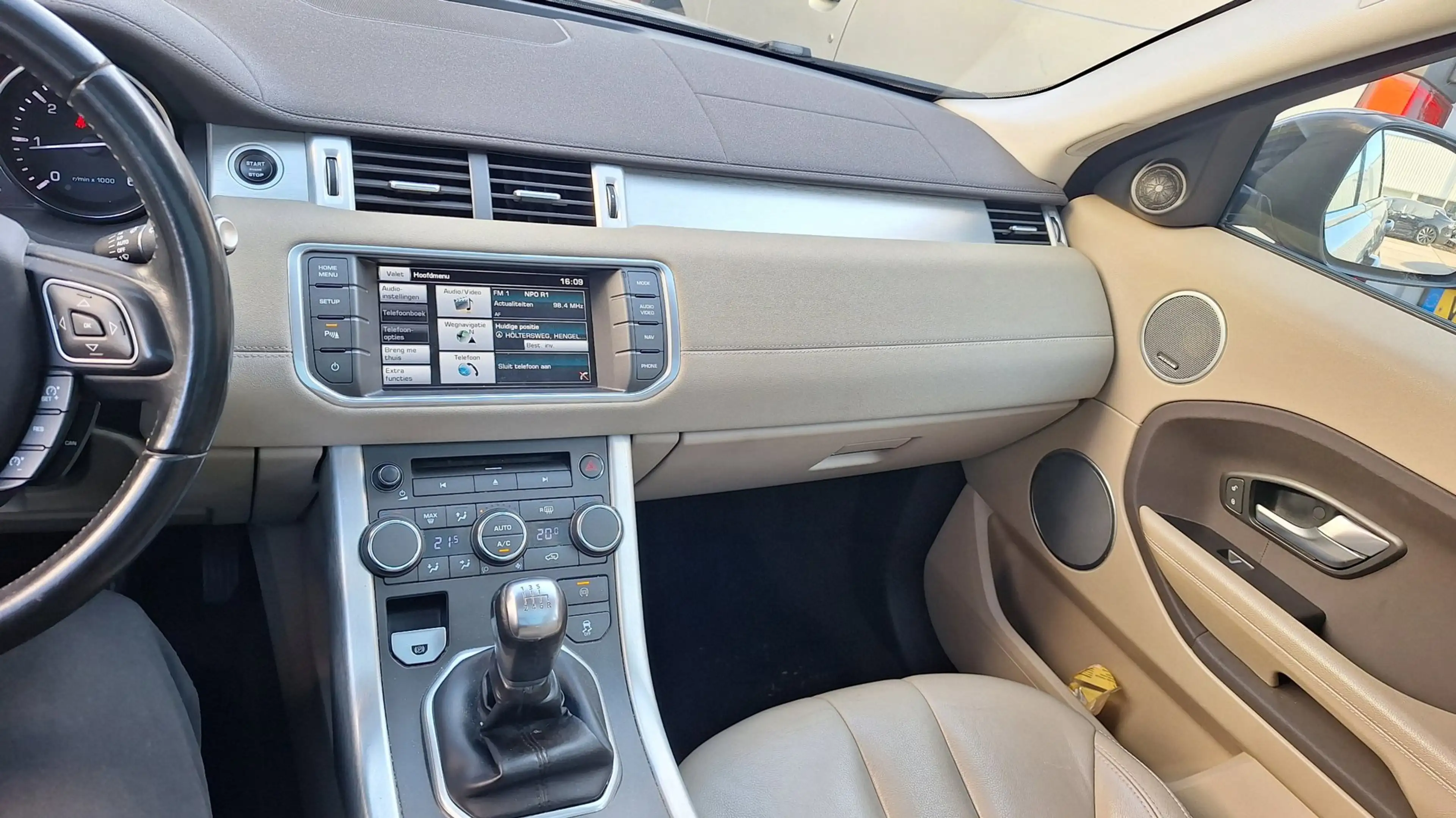 Land Rover Range Rover Evoque 2.2 eD4 2WD Pure — photo 8
