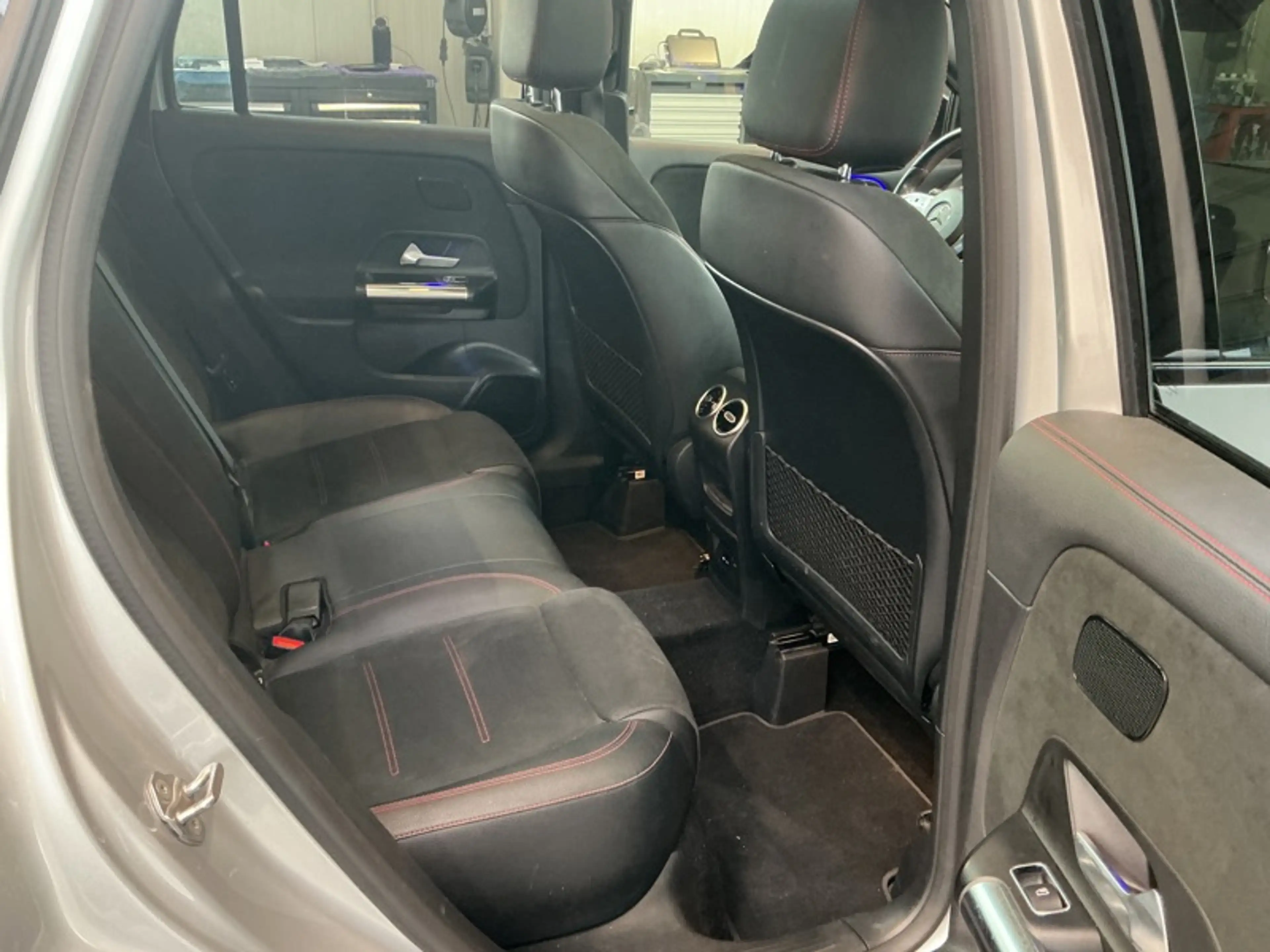 Mercedes-Benz GLA 200 d AMG Pack Night Pano — photo 11