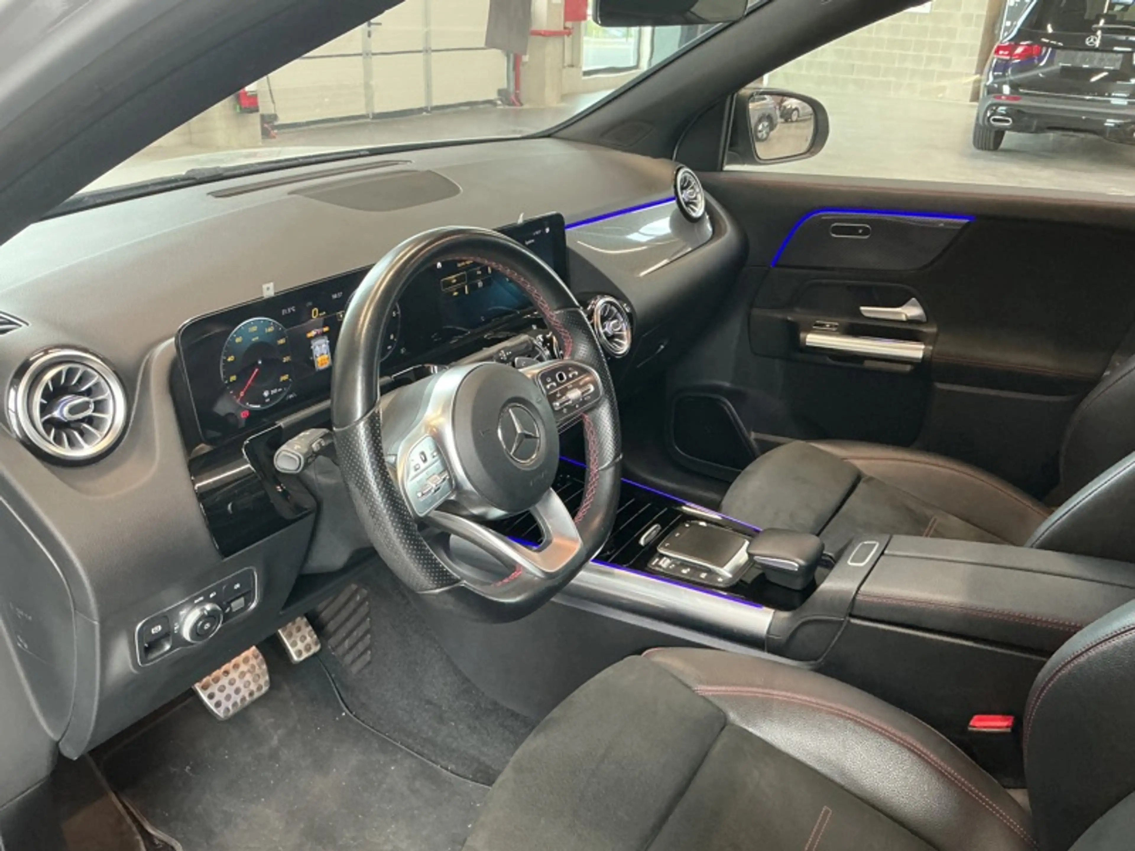 Mercedes-Benz GLA 200 d AMG Pack Night Pano — photo 8